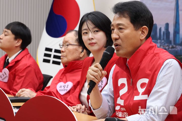 [서울=뉴시스] 조성봉 기자= 오세훈 국민의힘 서울시장 후보가 12일 오후 서울 여의도 중앙당사에서 열린 서울시당 선대위 발대식 및 선대위-서울시장 후보 연석회의에서 발언을 하고 있다. 2026.05.12. suncho21@newsis.com