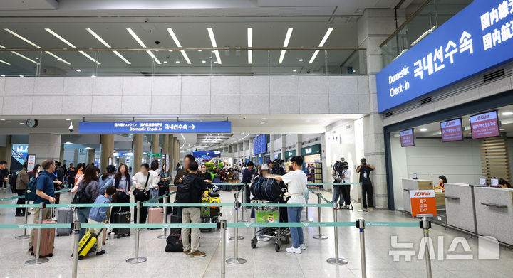 [인천공항=뉴시스] 전신 기자 = 인천-제주 국내선 직항노선이 10년 만에 운항을 재개한 12일 인천국제공항 제1여객터미널에서 승객들이 탑승 수속을 하고 있다. 2026.05.12. photo1006@newsis.com