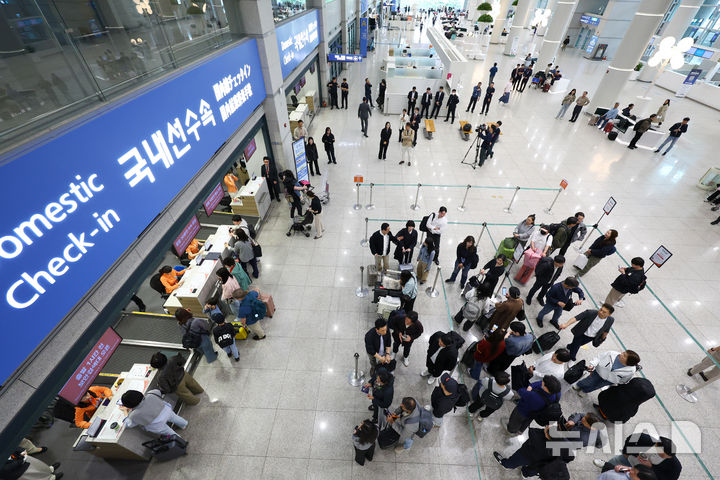 [인천공항=뉴시스] 전신 기자 = 인천-제주 국내선 직항노선이 10년 만에 운항을 재개한 12일 인천국제공항 제1여객터미널에서 승객들이 탑승 수속을 하고 있다. 2026.05.12. photo1006@newsis.com