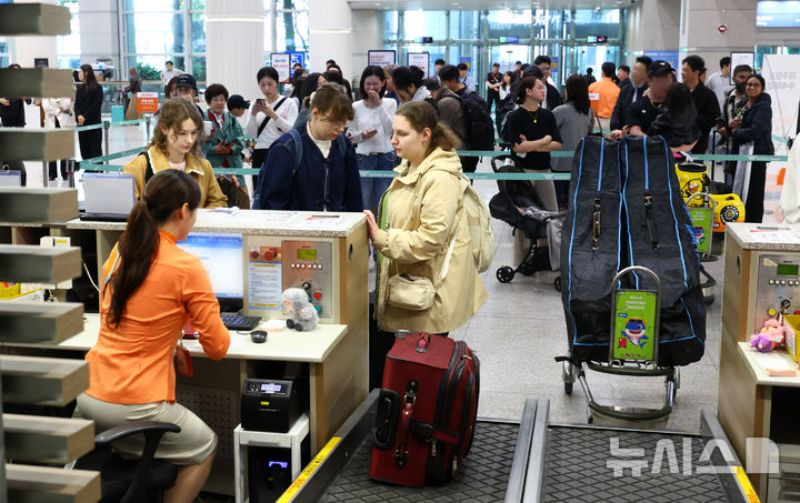 [인천공항=뉴시스] 전신 기자 = 인천-제주 국내선 직항노선이 10년 만에 운항을 재개한 12일 인천국제공항 제1여객터미널에서 승객들이 탑승 수속을 하고 있다. 2026.05.12. photo1006@newsis.com