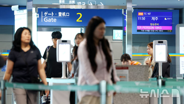 [인천공항=뉴시스] 전신 기자 = 인천-제주 국내선 직항노선이 10년 만에 운항을 재개한 12일 인천국제공항 제1여객터미널에 도착한 제주발 항공편 탑승객들이 입국장으로 향하고 있다. 2026.05.12. photo1006@newsis.com