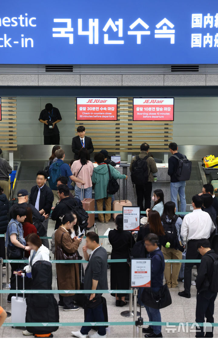 [인천공항=뉴시스] 전신 기자 = 인천-제주 국내선 직항노선이 10년 만에 운항을 재개한 12일 인천국제공항 제1여객터미널에서 승객들이 탑승 수속을 하고 있다. 2026.05.12. photo1006@newsis.com