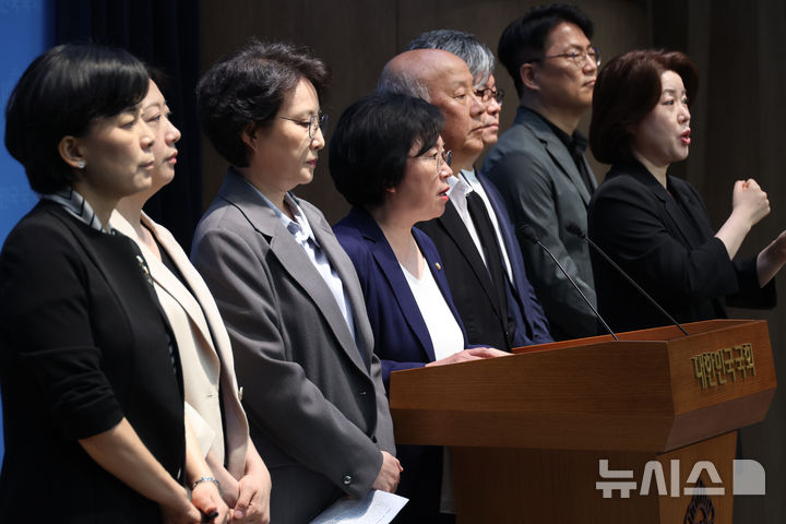 [서울=뉴시스] 고승민 기자 = 김현 더불어민주당 과방위 간사 등 참석자들이 12일 서울 여의도 국회 소통관에서 사회대개혁위원회 윤석열정부 방송장악 진상규명 특별법 제정 촉구 기자회견을 하고 있다. 2026.05.12. kkssmm99@newsis.com