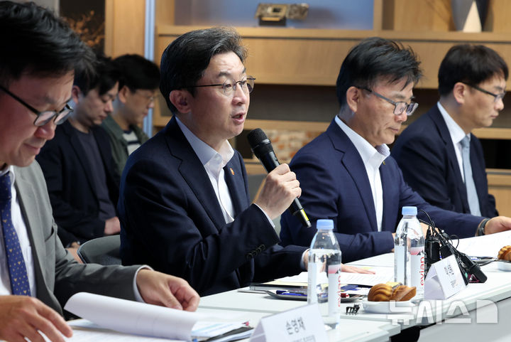 [서울=뉴시스] 이영환 기자 = 이억원 금융위원장이 12일 오후 서울 강남구 퓨리오사 AI에서 열린 AI 반도체(NPU) 기업 현장방문 및 간담회에 참석해 발언을 하고 있다. 2026.05.12. 20hwan@newsis.com