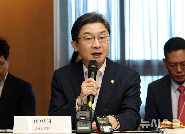 [서울=뉴시스] 이영환 기자 = 이억원 금융위원장이 12일 오후 서울 강남구 퓨리오사 AI에서 열린 AI 반도체(NPU) 기업 현장방문 및 간담회에 참석해 발언을 하고 있다. 2026.05.12. 20hwan@newsis.com