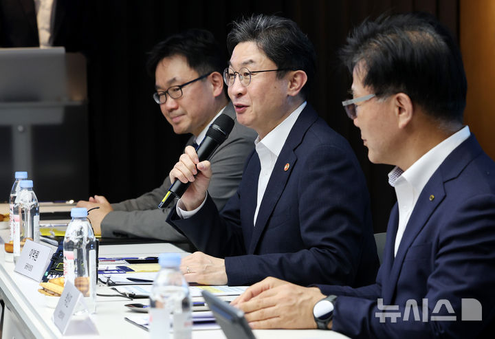 [서울=뉴시스] 이영환 기자 = 이억원 금융위원장이 12일 오후 서울 강남구 퓨리오사 AI에서 열린 AI 반도체(NPU) 기업 현장방문 및 간담회에 참석해 발언을 하고 있다. 2026.05.12. 20hwan@newsis.com