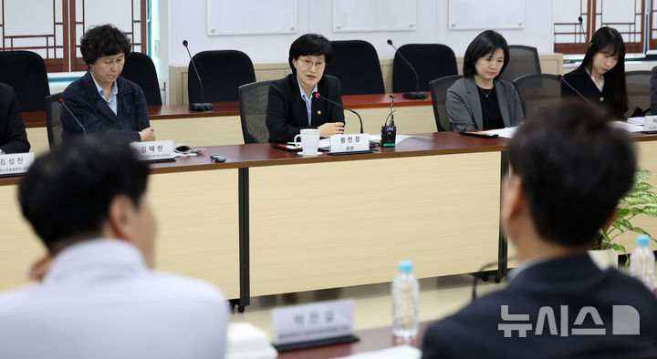 [서울=뉴시스] 김선웅 기자 = 원민경 성평등가족부 장관이 12일 서울 종로구 정부서울청사에서 열린 제16차 여성폭력방지위원회에서 모두발언을 하고 있다. 2026.05.12. mangusta@newsis.com