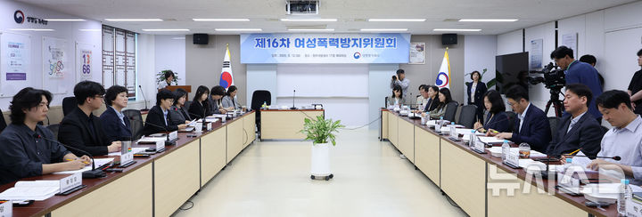[서울=뉴시스] 김선웅 기자 = 원민경 성평등가족부 장관이 지난 5월 12일 서울 종로구 정부서울청사에서 열린 제16차 여성폭력방지위원회에서 모두발언을 하고 있다. 2026.05.12. mangusta@newsis.com