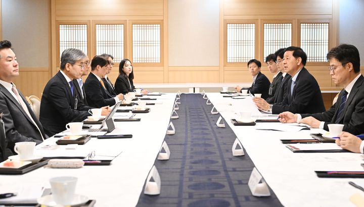[서울=뉴시스] 구윤철 경제부총리 겸 재정경제부 장관이 12일 서울 종로구 정부서울청사에서 국채시장 자문위원회를 주재하고 있다. (사진=재정경제부 제공) 2026.05.12. photo@newsis.com *재판매 및 DB 금지
