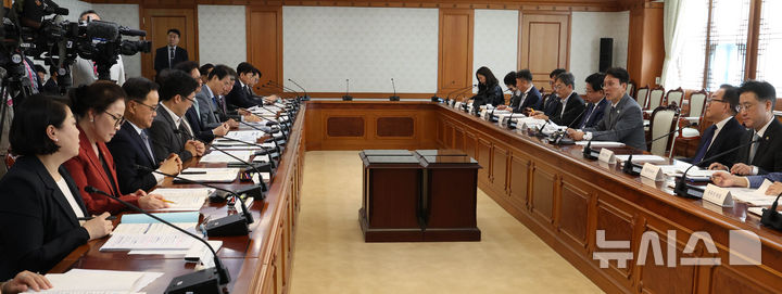 [서울=뉴시스] 조수정 기자 = 김민석 국무총리가 지난 12일 오후 서울 종로구 정부서울청사에서 열린 제35차 사회보장위원회 회의를 주재하고 있다. 2026.05.12. chocrystal@newsis.com