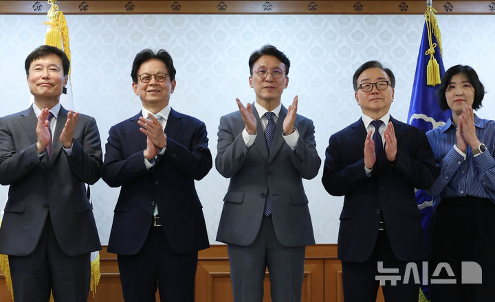 [서울=뉴시스] 조수정 기자 = 김민석 국무총리가 12일 오후 서울 종로구 정부서울청사에서 열린 사회보장위원회 위원 위촉식에서 신영석(왼쪽 두번째), 이동근(왼쪽 네번째) 위원 등 민간위원에게 위촉장을 전달한 뒤 기념촬영 하고 있다. 2026.05.12. chocrystal@newsis.com