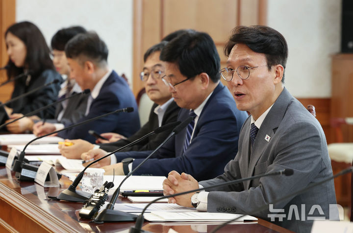 [서울=뉴시스] 조수정 기자 = 김민석 국무총리가 12일 오후 서울 종로구 정부서울청사에서 열린 제35차 사회보장위원회 회의를 주재하고 있다. 2026.05.12. chocrystal@newsis.com