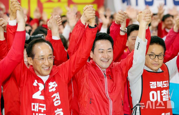 [대구=뉴시스] 이무열 기자 = 장동혁(가운데) 국민의힘 대표와 이철우 경북도지사 예비후보, 추경호 대구시장 예비후보가 12일 대구 수성구 국민의힘 경북도당에서 열린 선거대책위원회 발대식에서 손을 잡고 기념촬영을 하고 있다. 2026.05.12. lmy@newsis.com