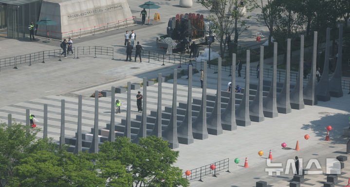 [서울=뉴시스] 조수정 기자 = 12일 오후 서울 광화문광장에서 준공식을 마친 '감사의 정원'이 모습을 드러내고 있다. 감사의 정원은 6.25 전쟁 참전국에 대한 예우를 담아 조성한 공간으로 미국, 캐나다, 영국 등 22개국과 한국을 포함한 23개 석재 조형물 및 지하 미디어 전시 공간으로 구성됐다. 2026.05.12. chocrystal@newsis.com