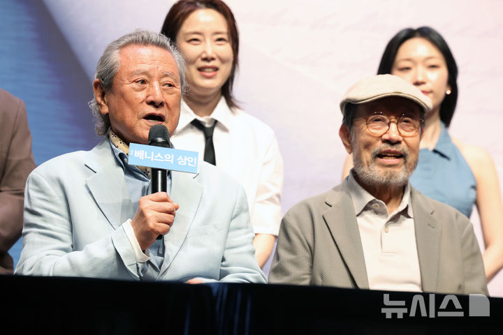 연극 베니스의 상인 기자간담회에서 발언 중인 신구와 박근형