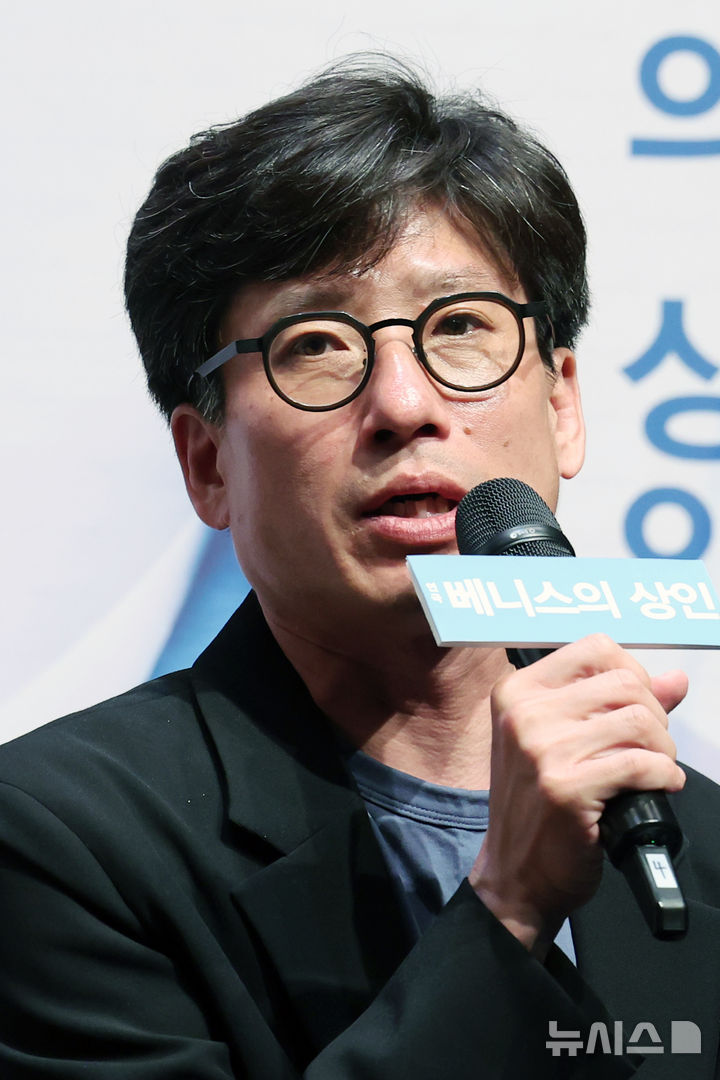 [서울=뉴시스] 박진희 기자 = 연극 '베니스의 상인' 연출 오경택이 12일 서울 종로구 NOL 서경스퀘어에서 기자간담회를 하고 있다. 이번 작품에는 신구·박근형이 조성한 '연극 내일 기금'을 기반으로 한 '연극 내일 프로젝트' 오디션을 통해 선발된 박승재, 엄현수, 김윤지, 이준일, 주홍이 앙상블로 참여한다. 2026.05.12. pak7130@newsis.com