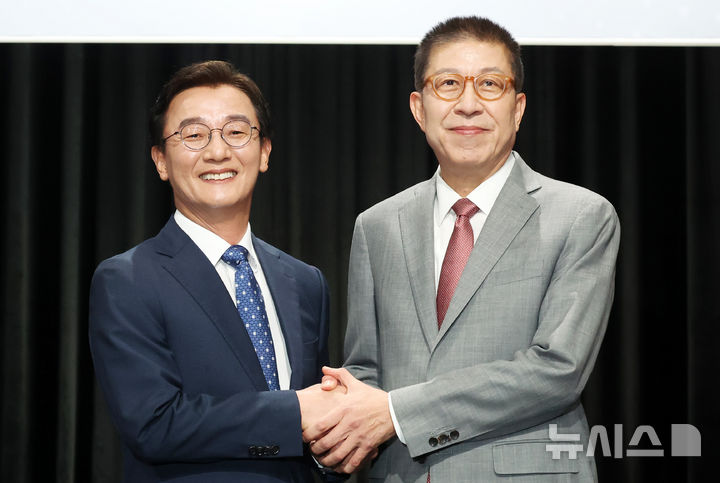  [부산=뉴시스] 하경민 기자 = 6·3전국동시지방선거 부산시장 후보자 토론회가 열린 12일 부산 동구 부산MBC에서 전재수(왼쪽) 더불어민주당 후보와 박형준 국민의힘 후보가 본격적인 토론에 앞서 악수하고 있다. 2026.05.12. yulnetphoto@newsis.com