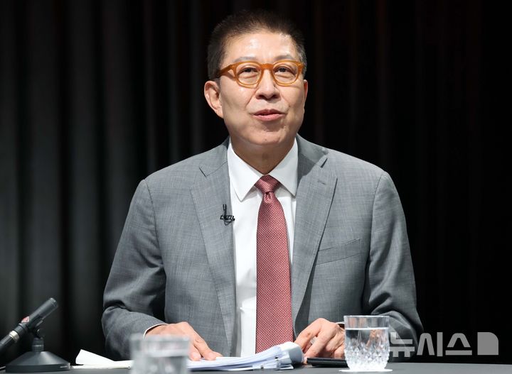  [부산=뉴시스] 하경민 기자 = 6·3전국동시지방선거 부산시장 후보자 토론회가 열린 12일 부산 동구 부산MBC에서 국민의힘 박형준 후보가 본격적인 토론에 앞서 사전연습을 하고 있다. 2026.05.12. yulnetphoto@newsis.com