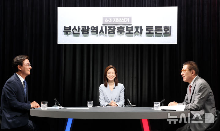  [부산=뉴시스] 하경민 기자 = 6·3전국동시지방선거 부산시장 후보자 토론회가 열린 12일 부산 동구 부산MBC에서 전재수(왼쪽) 더불어민주당 후보와 박형준 국민의힘 후보가 본격적인 토론에 앞서 사전 연습을 하고 있다. 2026.05.12. yulnetphoto@newsis.com