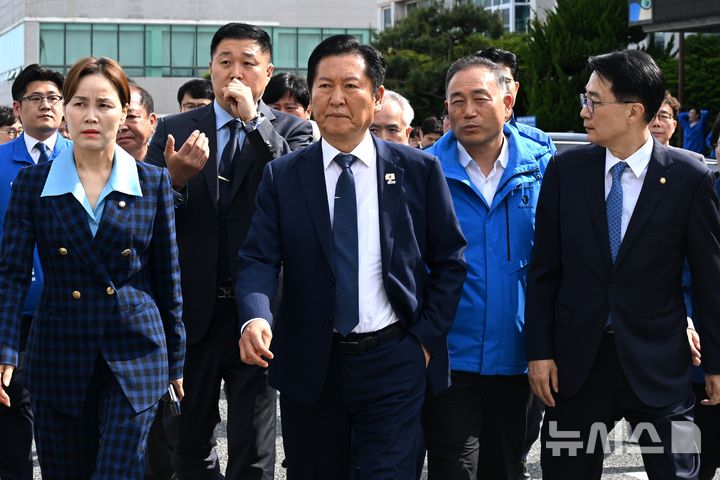 [강진=뉴시스] 이현행 기자 = 12일 오후 전남 강진군 제2실내체육관에서 열린 민주당 전남·광주·전북 공천자 대회에 참석한 정청래 대표가 자신을 겨냥한 '공천 폭거 규탄 집회'를 피해 후문을 통해 행사장으로 들어서고 있다. 2026.05.12. lhh@newsis.com