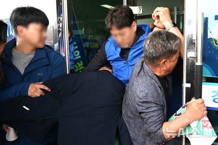 [강진=뉴시스] 이현행 기자 = 전남국민주권사수 광주전남 민주시민연대와 정청래 사당화 저지 전북범도민대책위 등 호남 지역 시민 단체 소속 시민단체 관계자들이 12일 오후 전남 강진군 제2실내체육관에서 열린 민주당 전남·광주·전북 공천자 대회 행사장에 들어가기 위해 민주당 관계자와 몸싸움 하고 있다. 2026.05.12. lhh@newsis.com