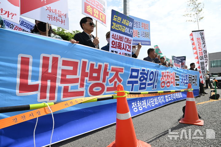 [강진=뉴시스] 이현행 기자 = 12일 오후 전남 강진군 제2실내체육관에서 국민주권사수 광주전남 민주시민연대와 정청래 사당화 저지 전북범도민대책위 등 호남 지역 시민 단체 소속 시민단체가 '정청래 공천 폭거 규탄 호남대회'를 열고 구호를 외치고 있다. 2026.05.12. lhh@newsis.com