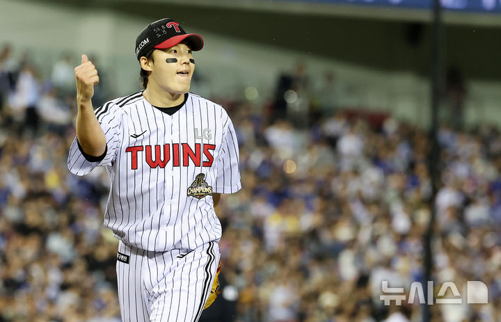 [서울=뉴시스] 이영환 기자 = 12일 오후 서울 송파구 잠실야구장에서 열린 2026 KBO리그 삼성 라이온즈와 LG 트윈스의 경기, 5회초 1사 1루에서 삼성 장승현을 병살타로 잡고 수비를 마친 LG 선발 임찬규가 기뻐하고 있다. 2026.05.12. 20hwan@newsis.com