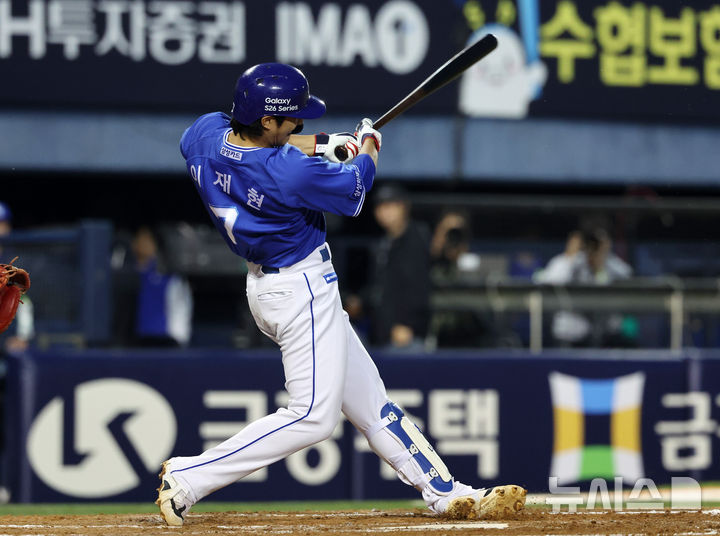 [서울=뉴시스] 이영환 기자 = 12일 오후 서울 송파구 잠실야구장에서 열린 2026 KBO리그 삼성 라이온즈와 LG 트윈스의 경기, 5회초 1사 주자없는 상황에서 삼성 이재현이 안타를 날리고 있다. 2026.05.12. 20hwan@newsis.com