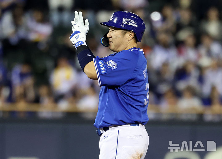[서울=뉴시스] 이영환 기자 = 12일 오후 서울 송파구 잠실야구장에서 열린 2026 KBO리그 삼성 라이온즈와 LG 트윈스의 경기, 6회초 2사 주자없는 상황에서 삼성 최형우가 2루타를 날린 후 세리머니를 하고 있다. 2026.05.12. 20hwan@newsis.com