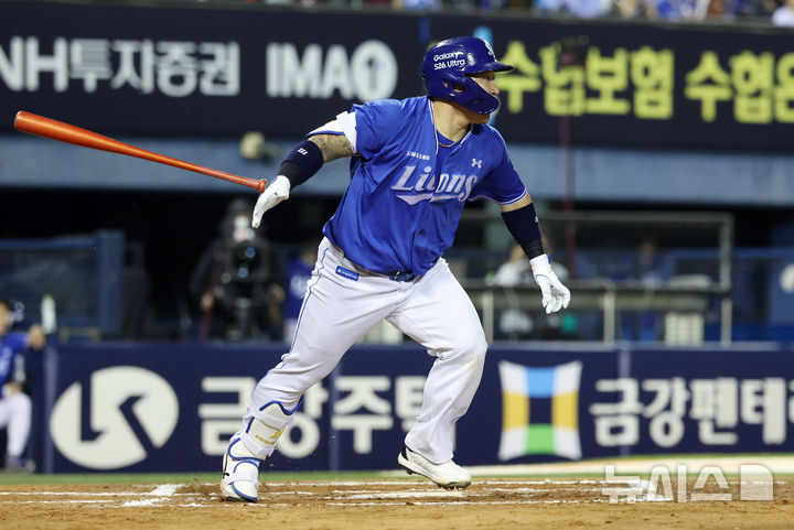 [서울=뉴시스] 이영환 기자 = 12일 오후 서울 송파구 잠실야구장에서 열린 2026 KBO리그 삼성 라이온즈와 LG 트윈스의 경기, 6회초 2사 주자없는 상황에서 삼성 최형우가 2루타를 날리고 있다. 2026.05.12. 20hwan@newsis.com