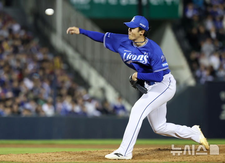 [서울=뉴시스] 이영환 기자 = 12일 오후 서울 송파구 잠실야구장에서 열린 2026 KBO리그 삼성 라이온즈와 LG 트윈스의 경기, 7회말 마운드에 오른 삼성 미야지가 공을 던지고 있다. 2026.05.12. 20hwan@newsis.com