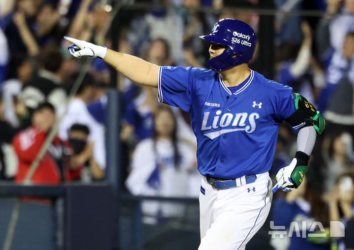 [서울=뉴시스] 이영환 기자 = 12일 오후 서울 송파구 잠실야구장에서 열린 2026 KBO리그 삼성 라이온즈와 LG 트윈스의 경기, 8회초 2사 만루에서 삼성 전병우가 만루홈런을 날린 후 홈으로 향하고 있다. 2026.05.12. 20hwan@newsis.com