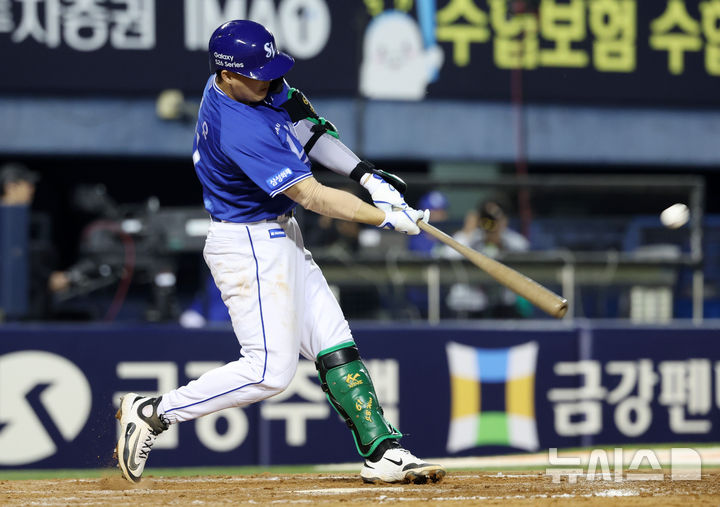 [서울=뉴시스] 이영환 기자 = 12일 오후 서울 송파구 잠실야구장에서 열린 2026 KBO리그 삼성 라이온즈와 LG 트윈스의 경기, 8회초 2사 만루에서 삼성 전병우가 만루홈런을 날리고 있다. 2026.05.12. 20hwan@newsis.com