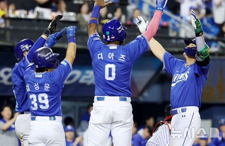 [서울=뉴시스] 이영환 기자 = 12일 오후 서울 송파구 잠실야구장에서 열린 2026 KBO리그 삼성 라이온즈와 LG 트윈스의 경기, 8회초 2사 만루에서 삼성 전병우가 만루홈런을 날린 후 홈인해 선행주자 박승규, 김성윤, 디아즈와 기쁨을 나누고 있다. 2026.05.12. 20hwan@newsis.com
