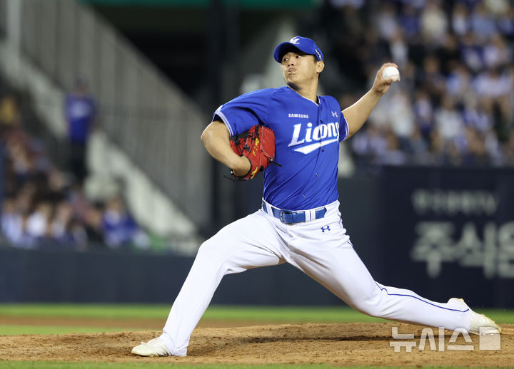 [서울=뉴시스] 이영환 기자 = 12일 오후 서울 송파구 잠실야구장에서 열린 2026 KBO리그 삼성 라이온즈와 LG 트윈스의 경기, 7회말 삼성 배찬승이 공을 던지고 있다. 2026.05.12. 20hwan@newsis.com
