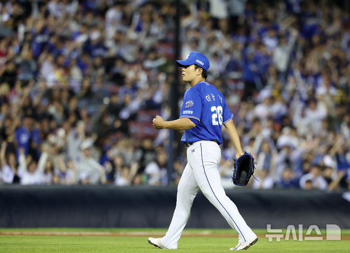 [서울=뉴시스] 이영환 기자 = 12일 오후 서울 송파구 잠실야구장에서 열린 2026 KBO리그 삼성 라이온즈와 LG 트윈스의 경기, 8회말 1사 1,2루에서 삼성 이승민이 LG 송찬의를 병살타로 잡은 후 기뻐하고 있다. 2026.05.12. 20hwan@newsis.com