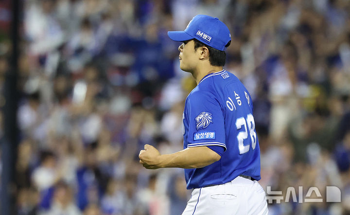 [서울=뉴시스] 이영환 기자 = 12일 오후 서울 송파구 잠실야구장에서 열린 2026 KBO리그 삼성 라이온즈와 LG 트윈스의 경기, 8회말 1사 1,2루에서 삼성 이승민이 LG 송찬의를 병살타로 잡은 후 기뻐하고 있다. 2026.05.12. 20hwan@newsis.com