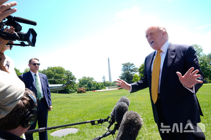 [워싱턴=AP/뉴시스] 도널드 트럼프 미국 대통령이 시진핑 중국 국가주석과 정상회담을 위해 중국 베이징으로 떠나기에 앞서 12일(현지 시간) 백악관에서 취재진 질문에 답하고 있다. 트럼프 대통령은 "시 주석과 무엇보다 무역을 논의할 것"이라고 말했다. 2026.05.13.