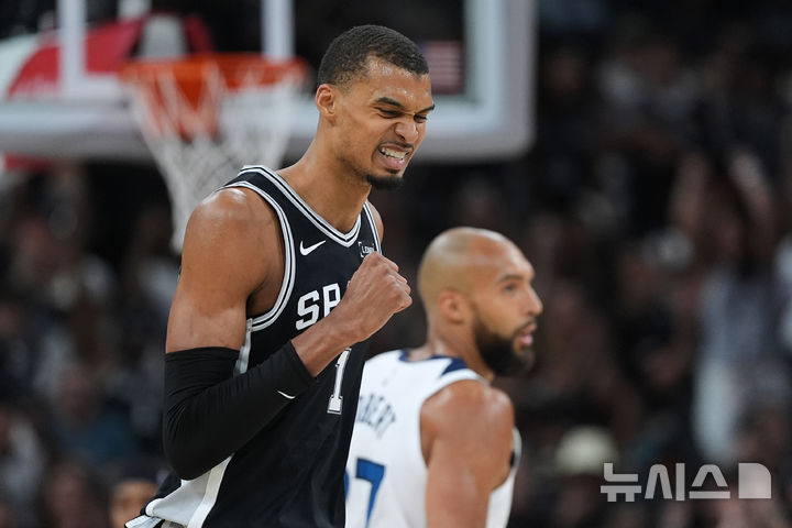 [미니애폴리스=AP/뉴시스] 미국프로농구(NBA) 샌안토니오 스퍼스의 빅토르 웸반야마. 2026.05.12.