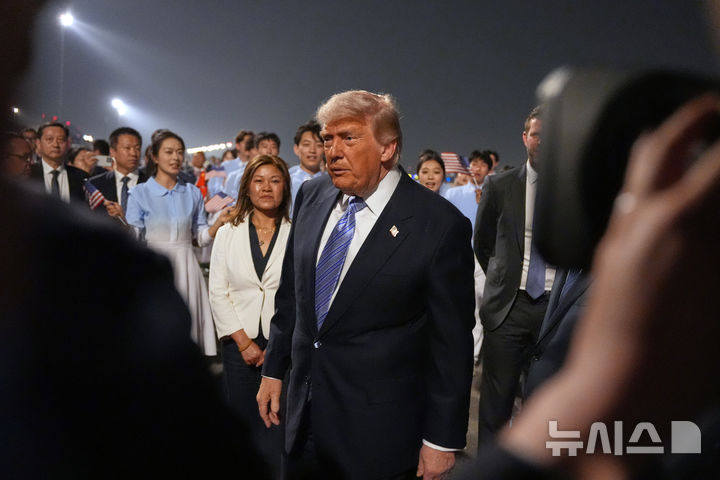 [베이징=AP/뉴시스] 시진핑 중국 국가주석과 정상회담을 위해 중국을 방문한 도널드 트럼프 미국 대통령이 13일(현지시간) 베이징 수도 국제공항에 도착해 전용기에서 내려 이동하고 있다. 2026.05.13.