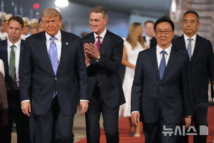 [베이징=AP/뉴시스] 시진핑 중국 국가주석과 정상회담을 위해 중국을 방문한 도널드 트럼프 미국 대통령이 13일(현지시간) 베이징 수도 국제공항에 도착해 한정 중국 부주석과 함께 이동하고 있다. 2026.05.13.