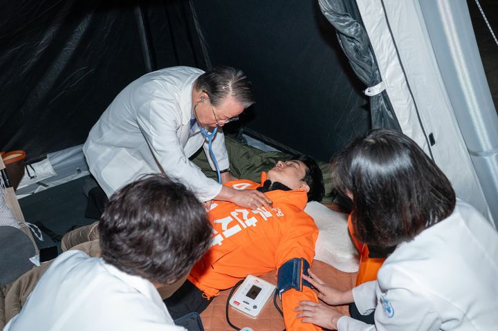 [부산=뉴시스] 정이한 개혁신당 부산시장 후보가 지난 12일 밤 저혈당, 저혈압 증세를 보여 의료진으로부터 진료를 받고 있다. (사진=정이한 후보 SNS) 2026.05.13. photo@newsis.com *재판매 및 DB 금지