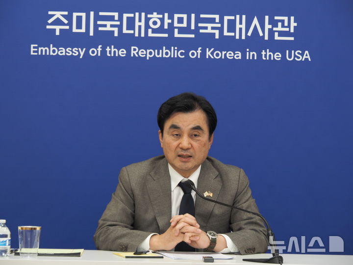 [워싱턴=뉴시스]안규백 국방부 장관이 12일(현지 시간) 미 워싱턴DC 주미대사관에서 특파원 간담회를 진행하고 있다. (사진=워싱턴공동취재단). 2026.05.13.