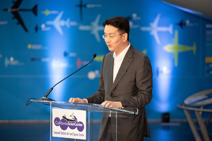 [서울=뉴시스] 지난 12일(현지 시간) 캘리포니아 과학 센터에서 기념사를 하고 있는 조원태 한진그룹 회장 모습.(사진=대한항공 제공) *재판매 및 DB 금지