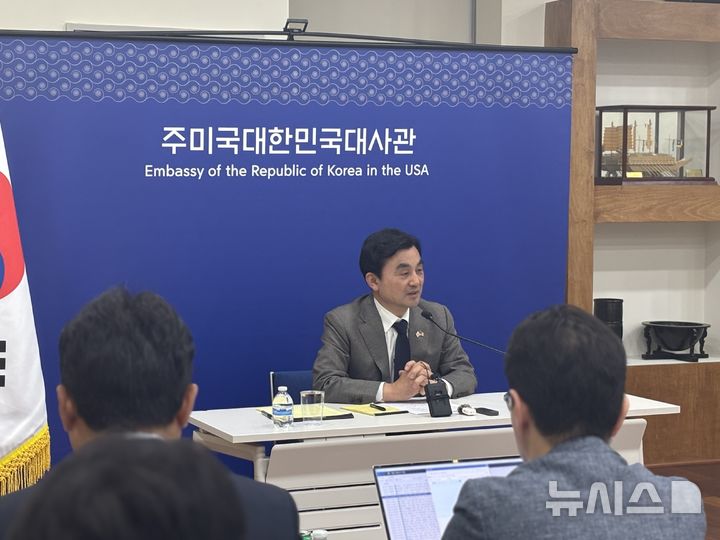 [워싱턴=뉴시스]이윤희 특파원 = 안규백 국방부 장관이 12일(현지 시간) 미 워싱턴DC 주미대사관에서 특파원 간담회를 진행하고 있다. 2026.05.13. 