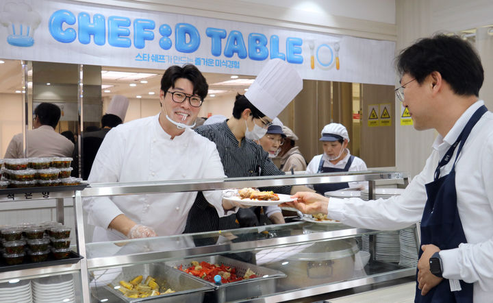 12일 동원홈푸드가 운영하는 LIG디펜스&에어로스페이스 용인하우스 구내식당에서 오세득 셰프가 임직원에게 특식을 배식하고 있다. (사진=동원홈푸드 제공) *재판매 및 DB 금지