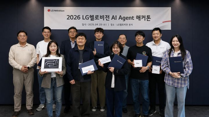 [서울=뉴시스] LG헬로비전은 지난달 29일 본사에서 '2026 AI 에이전트 해커톤' 시상식을 진행했다. 사진은 시상식에서 송구영 LG헬로비전 대표(뒷줄 왼쪽에서 세번째)를 비롯한 주요 임원진과 수상자들이 기념촬영하는 모습. (사진=LG헬로비전 제공) 2026.05.13. photo@newsis.com *재판매 및 DB 금지