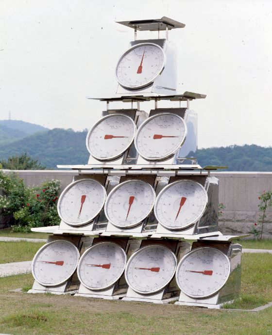 곽덕준, 〈10개의 계량기〉, 1988, 계량기, 400 × 300 × 85 cm. 국립현대미술관 소장. *재판매 및 DB 금지