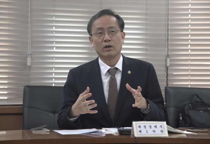 [세종=뉴시스] 이형일 재정경제부 1차관이 13일 정부서울청사에서 '2026년 5월 일자리 전담반(TF)'를 주재하고 모두발언을 하고 있다. (사진=재경부 제공) 2026.05.13. photo@newsis.com *재판매 및 DB 금지