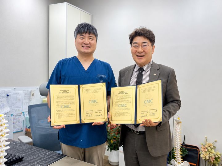 [천안=뉴시스] 천안의료원 김대식 원장(오른쪽) 바른마취통증의학과를 찾아 강진구 원장과 진료협력 협약을 체결했다. (사진=천안의료원 제공) 2026.05.13 photo@newsis.com *재판매 및 DB 금지